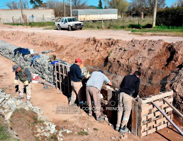 El Municipio construye gaviones como contención en el canal del Boulevard Uruguay