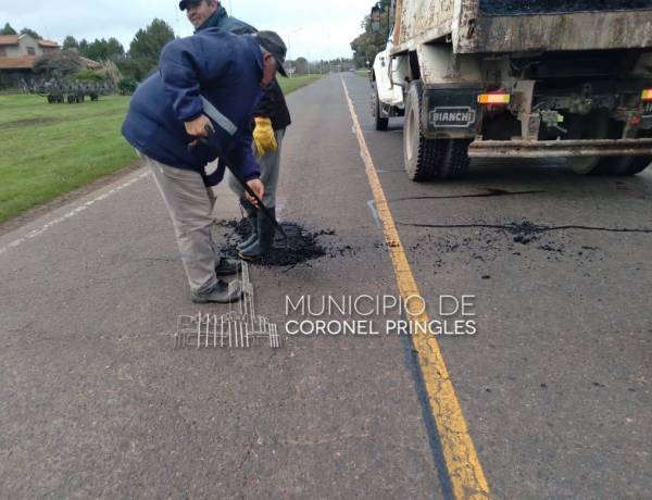 Trabajos de limpieza y bacheo en Indio Rico