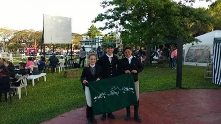 Alumnos de Equitación local con buenos resultados