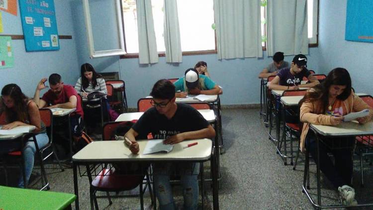 Aspirantes a la Licencia de Conducir rindiendo exámen