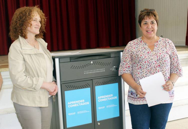 Entregaron Aulas Digitales Móviles a escuelas secundarias