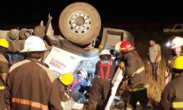 Hacía dedo y lo levantó un camión que terminó volcando y está grave