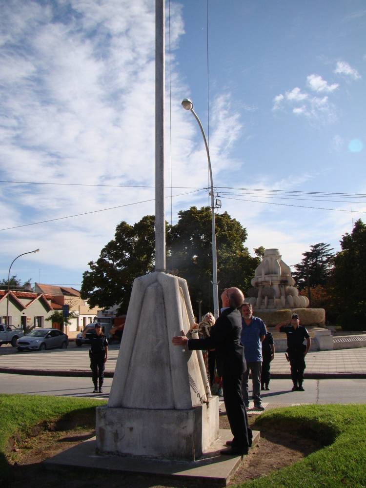 El Intendente Lisandro Matzkin izó el Pabellón Nacional