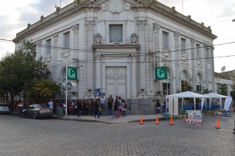 Comenzó el operativo de entrega de la Tarjeta Alimentar en el Banco Provincia