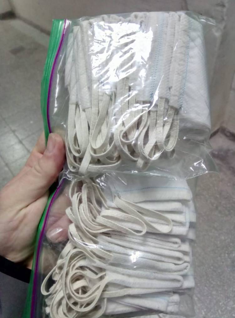 Lo que se ve en la bolsa son 80 barbijos y un gesto inmenso