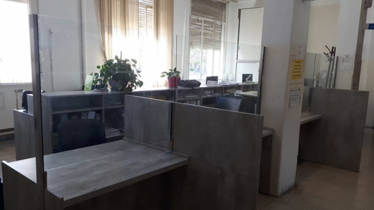 Colocan separadores de vidrio en espacios Municipales