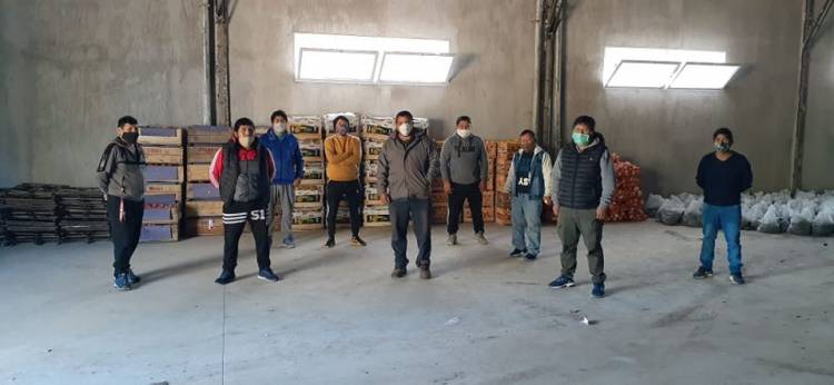 La Colectividad Boliviana donó fruta y cebolla a la Comuna local