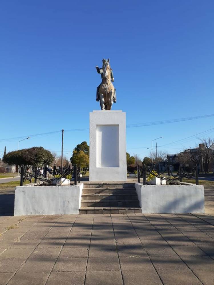 Embellecen el monumento Pringles