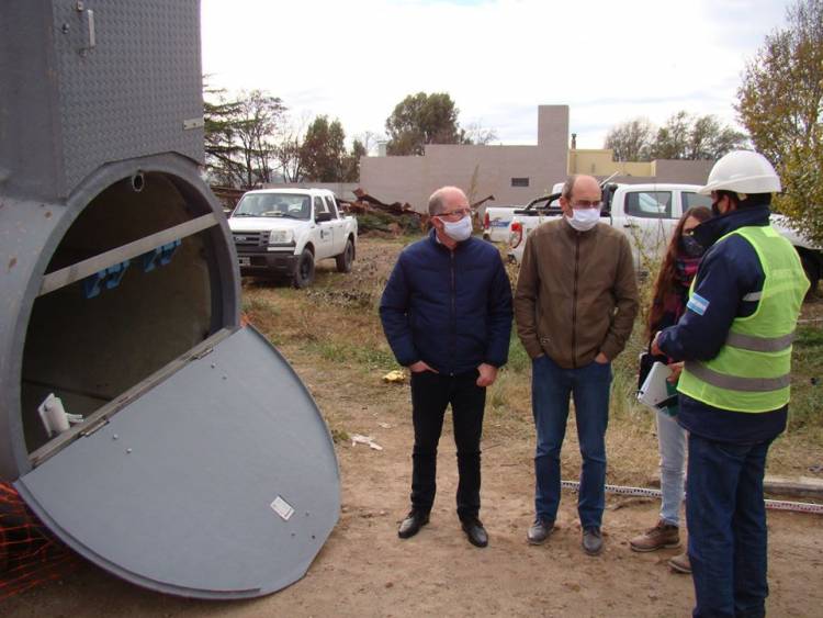 El Intendente Matzkin supervisó la instalación de la estación de bombeo en la obra del Balneario
