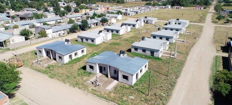 Donde lo que sobra es tierra ¿no hay terrenos fiscales?