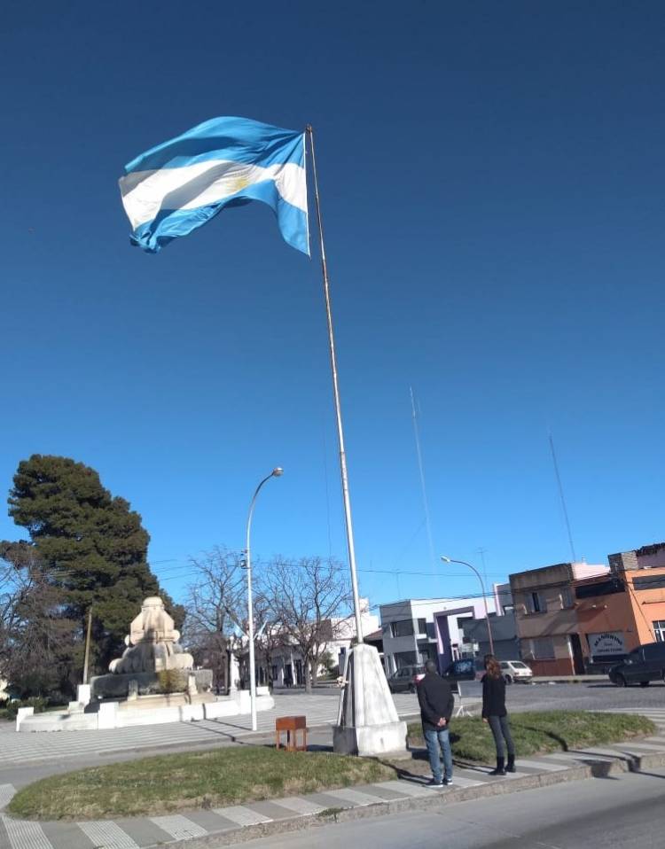 Christensen y Bastard, izaron el pabellón nacional