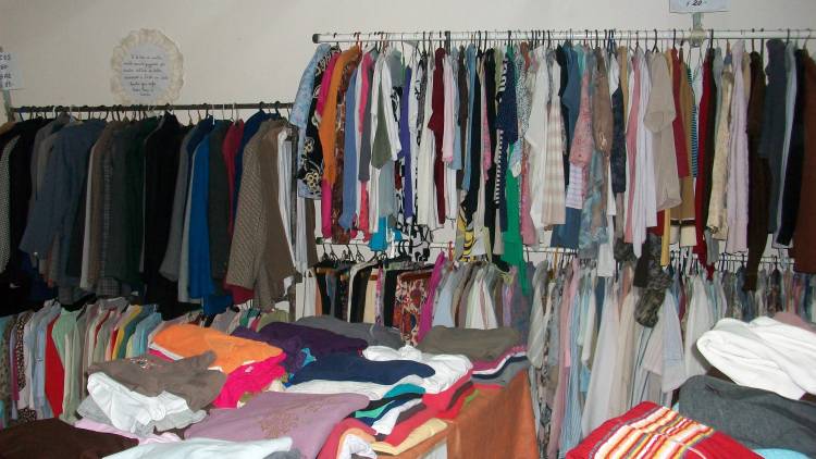 Feria de Ropa en Cáritas