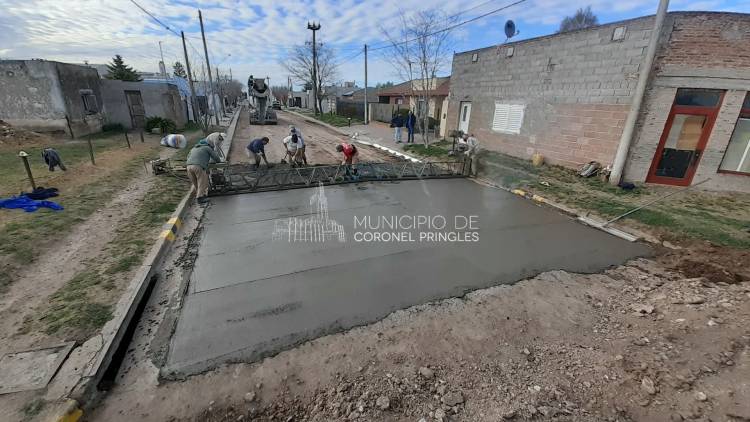 Volcado de material en calle Medina