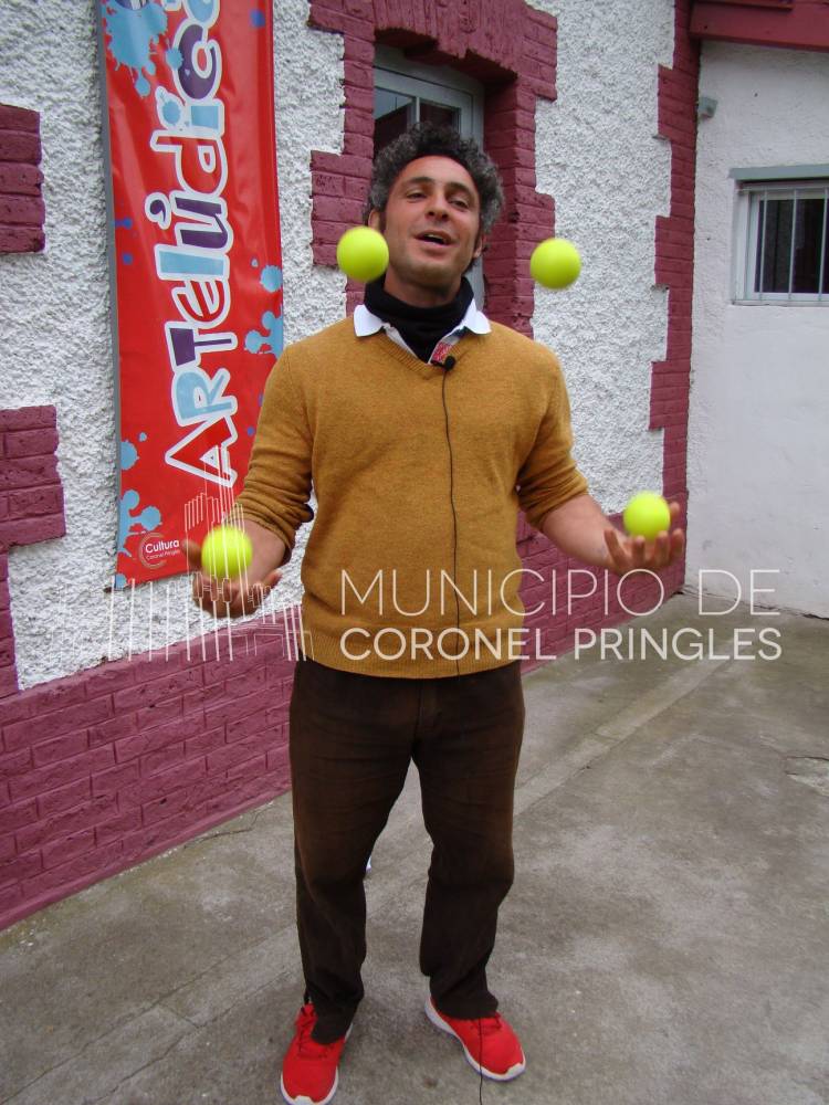 Paoletti capacitó en malabares al equipo de artelúdica