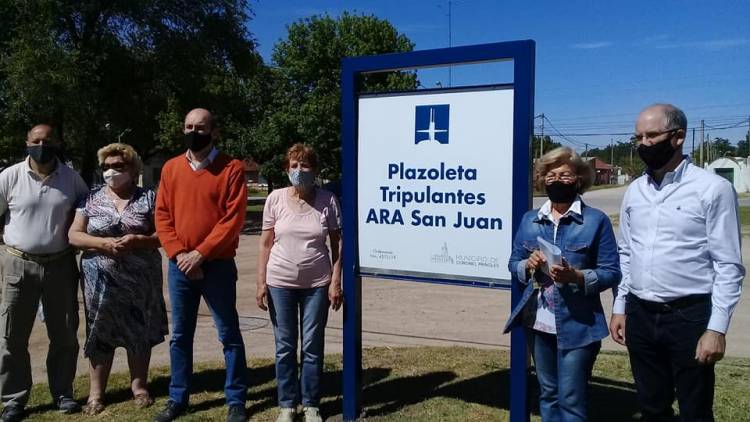 "Es el momento de mantener a los 44 tripulantes, de una manera permanente en nuestra memoria”