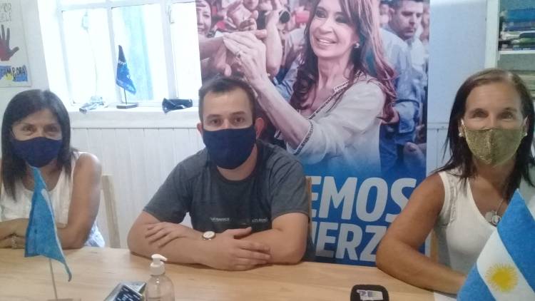 "Si es política estar al lado de la gente, preferimos estar al lado de la gente"