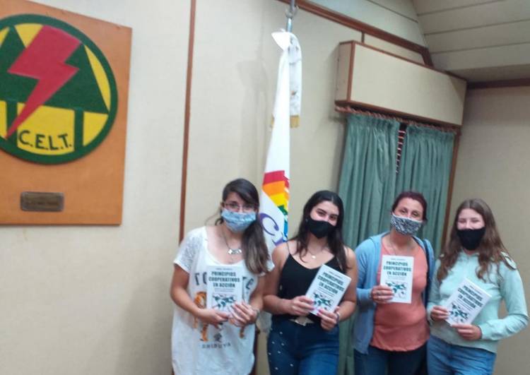 Asociadas entregaron el nuevo libro de Ariel Guarco a Cooperativas Escolares