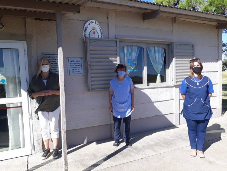 Las Instituciones rurales Ep31 República Argentina y JIRMM N 6 de Pje  Chelforó, recibieron la visita de la Inspectora de Dirección Provincial de Insfraestructura.