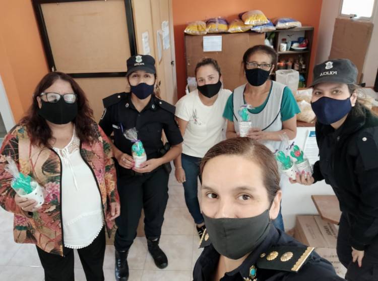 Integrantes de la Comisaría de la Mujer entregaron presentes