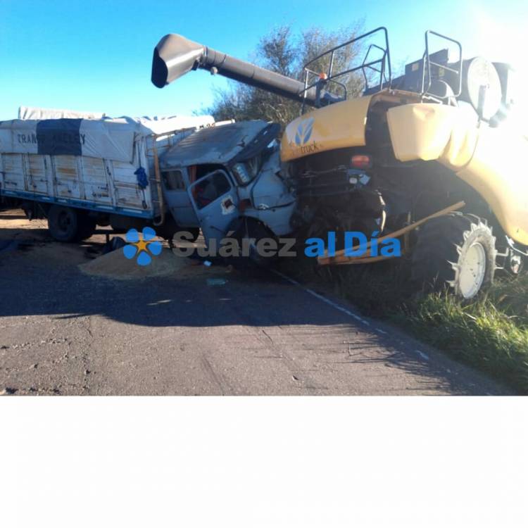 Impactante choque sobre la ruta 85 entre un camión y una cosechadora