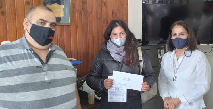 Empleados de Comercio local entregó los premios de la Rifa Aniversario