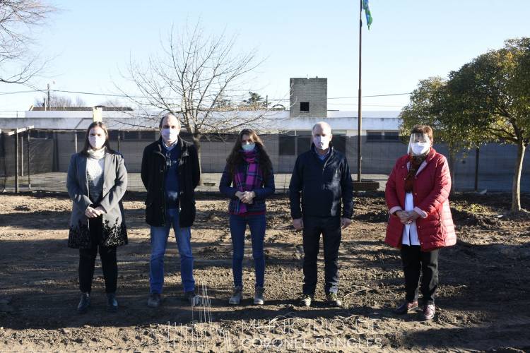 Trabajos en el patio de la Escuela Nº 2: una obra muy necesaria para la seguridad de los alumnos
