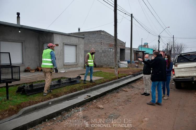 Continúa el avance de la obra de cordón cuneta en el Barrio Autoconstrucción