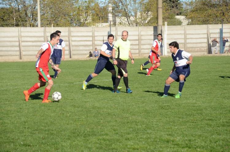 Fútbol: El arbitraje aumenta su servicio y vuelve el público a las canchas