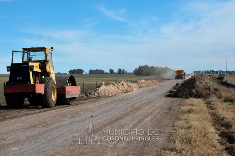 Continúan los trabajos en camino rural a Chelforó