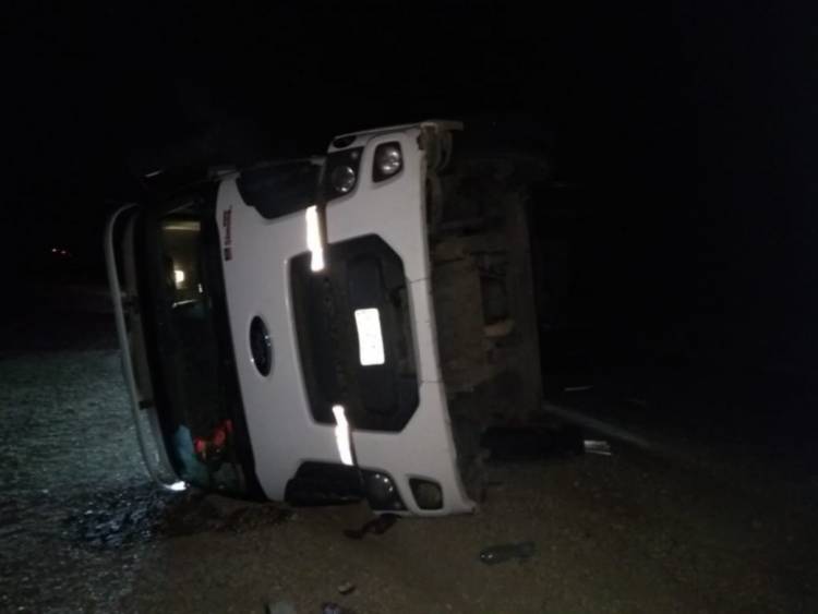 Un choque frontal entre un auto y un camión dejó a dos personas internadas en el Penna