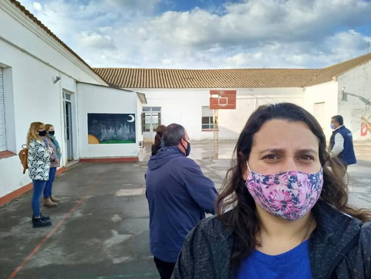 Conto acompañó la visita a la Escuela Primaria 8 de Indio Rico