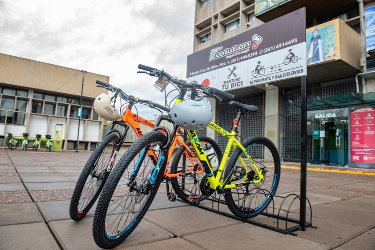HCD: Vecino propone colocar bicicleteros y que se fabriquen en la Escuela Técnica