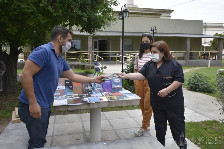 Entrega de libros para los residentes del Hogar El Remanso