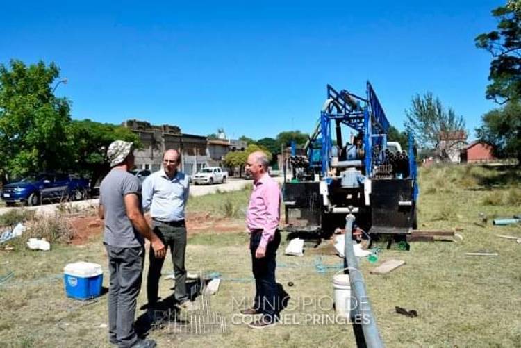 Matzkin visitó la perforación del segundo pozo de agua