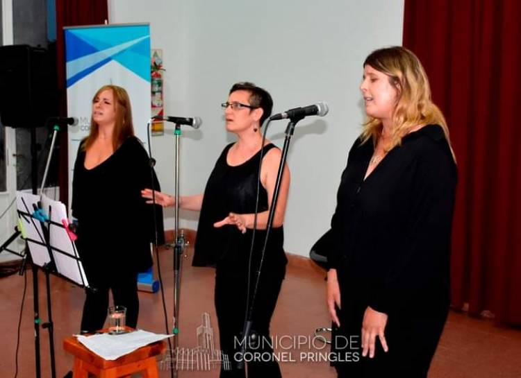 Día de la Mujer: El Trío Fusión Vocal tuvo su debut artístico