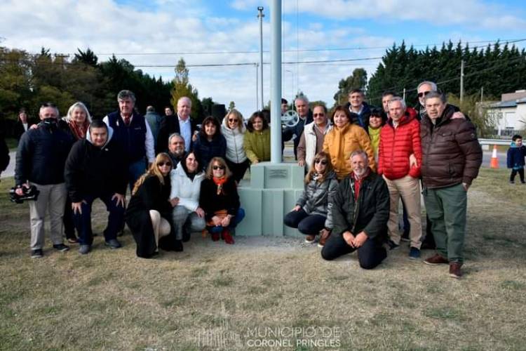 “Este Mástil es recordatorio a nuestro Héroe Aroldo Romano"