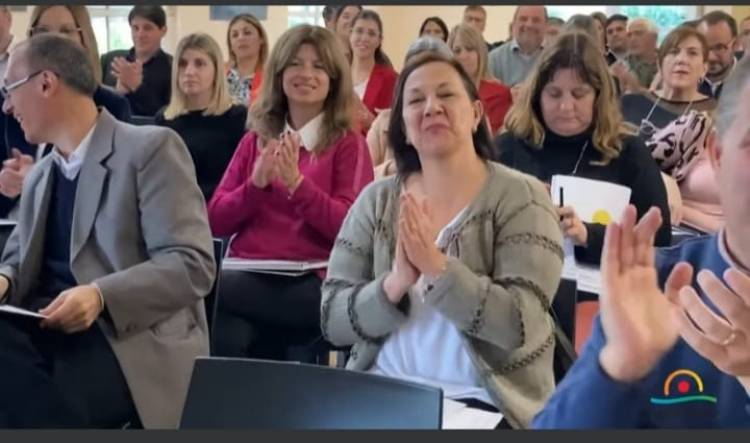 Funcionarios locales en la 3ª Reunión Mensual de la Comisión de Profesionales