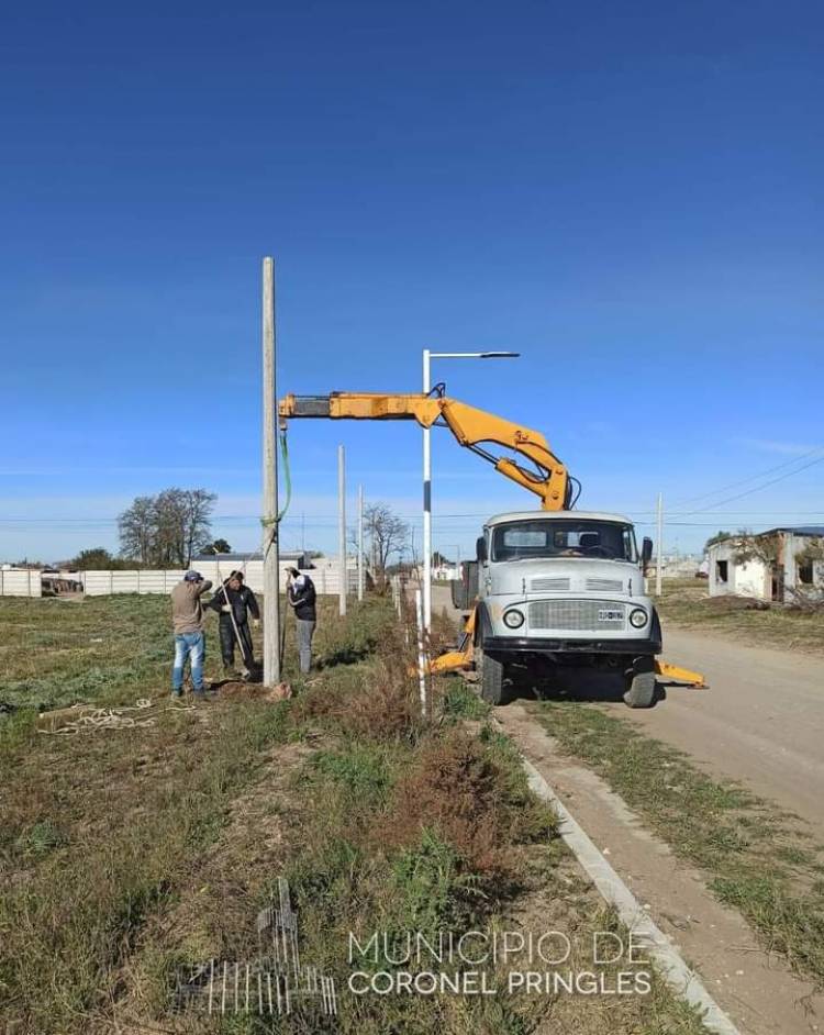 Plan Nacional de Suelo Urbano: Se continúa con la instalación de las columnas para el alumbrado público