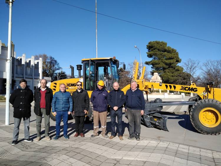 Se presentó la nueva motoniveladora