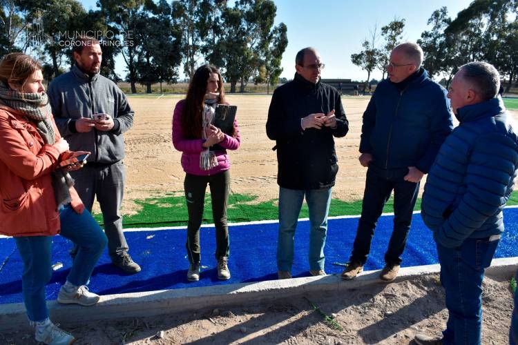 Matzkin recorrió la cancha de hockey ubicada en el Balneario