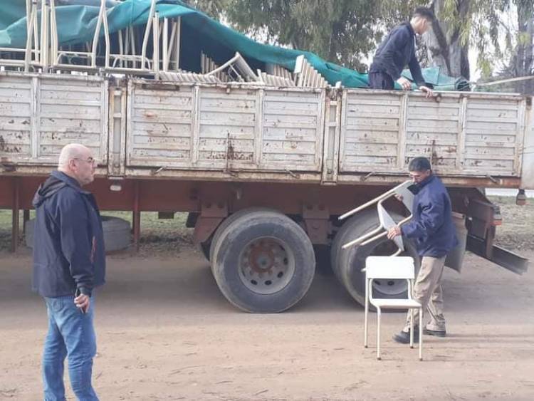 Entrega de mobiliario a escuelas