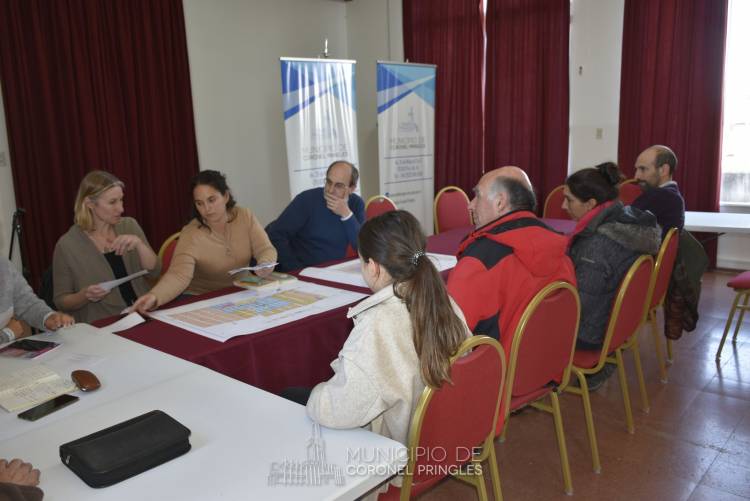 Charla Informativa sobre la aplicación del Plan de Ordenamiento Urbano y Territorial con arquitectos e ingenieros