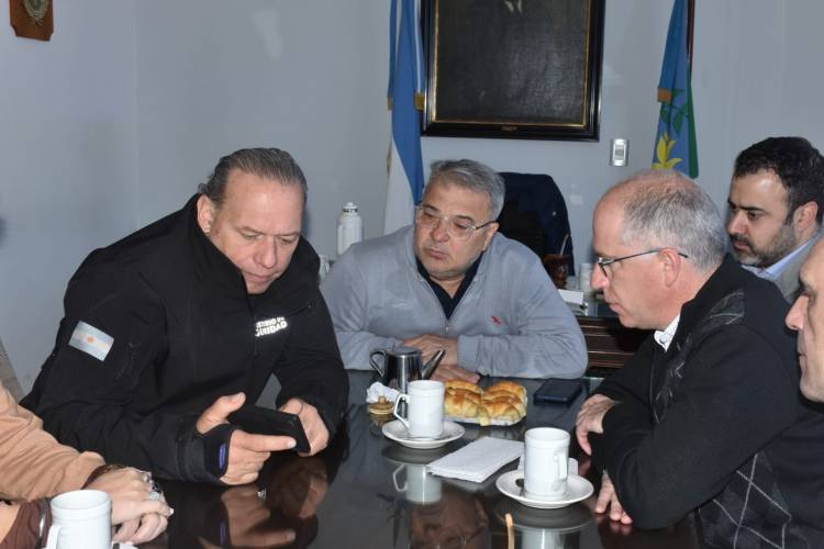 Berni se reunió con Maztkin y anunció que entregará móviles en Pringles