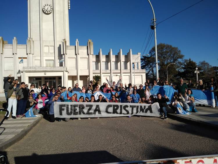 El Frente de TODOS en Coronel Pringles se movilizó en repudio al ataque que sufrió Cristina Kirchner