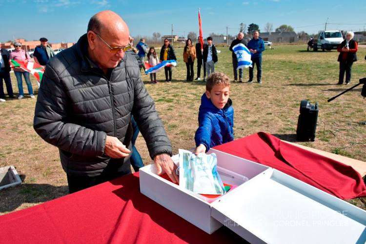 La colocación de la Cápsula del Tiempo Inaugural marcó el inicio de la Plaza de las Colectividades