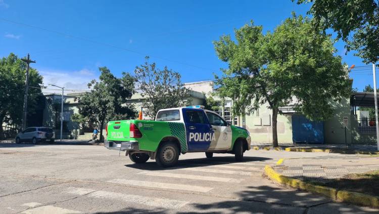 Policial: Joven aprehendido en la Plaza Pringles por tenencia de marihuana