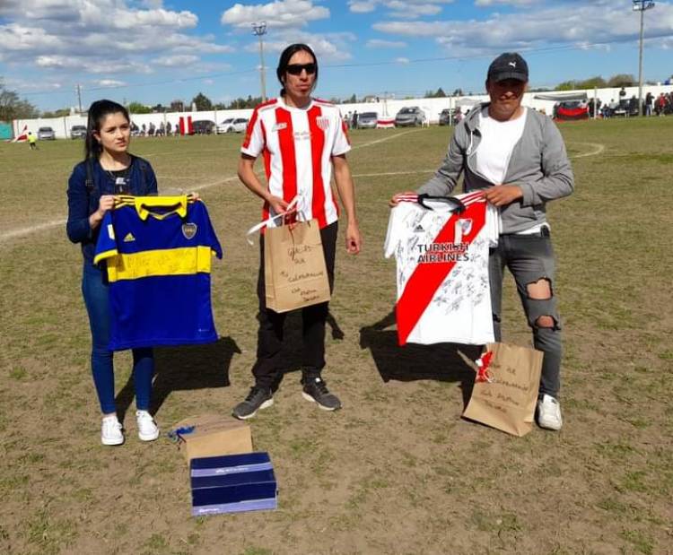 Bono: "Entregamos las Camisetas de River y Boca"