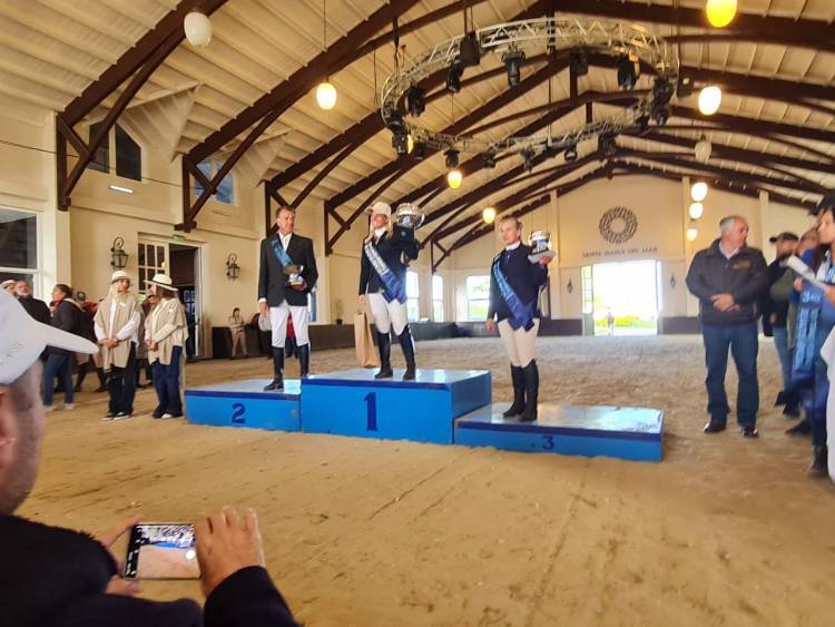 Paola Peredo "saltó" al podio en el Campeonato Federal de Equitación