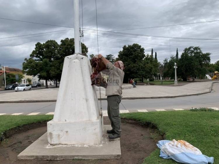 Colgó dos cabezas de terneros en el mástil del Municipio
