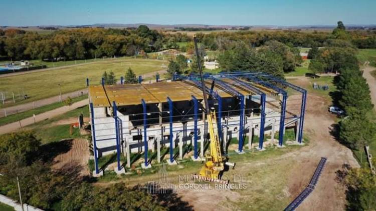 Colocación de las cabriadas en el Polideportivo local